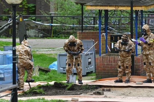 Im britischen Salisbury sichern Soldaten Spuren in der Nähe des Ortes, an dem der vergiftete russische Ex-Doppelagent Sergej Skripal gefunden wurde.