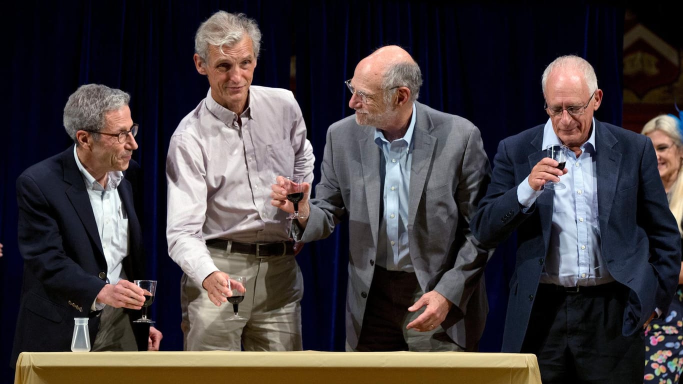 Eric Maskin, Wolfgang Ketterle, Michael Rosbash und Oliver Hart: Beim Ig-Nobelpreis kamen auch echte Nobelpreisträger zusammen.