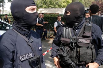 Französische Polizisten in Trappes (Archivbild): In Frankreich kommt es immer wieder zu terroristisch motivierten Verbrechen.