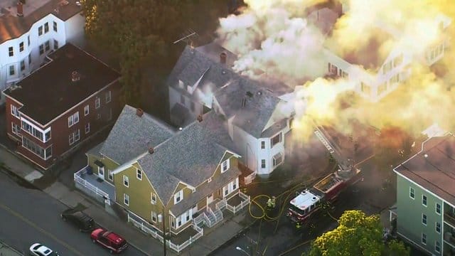 Löscharbeiten nach der Gasexpolsion bei Boston.