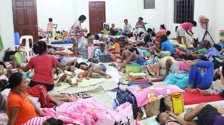 Evakuationszentrum auf den Philippinen: Der Sturm soll am Samstag auf die Küste treffen.