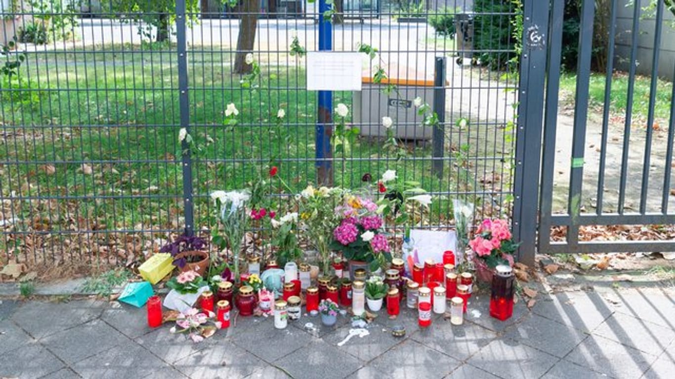 Am Tatort in Düsseldorf erinnern Blumen und Kerzen an die ermordete 36-Jährige.