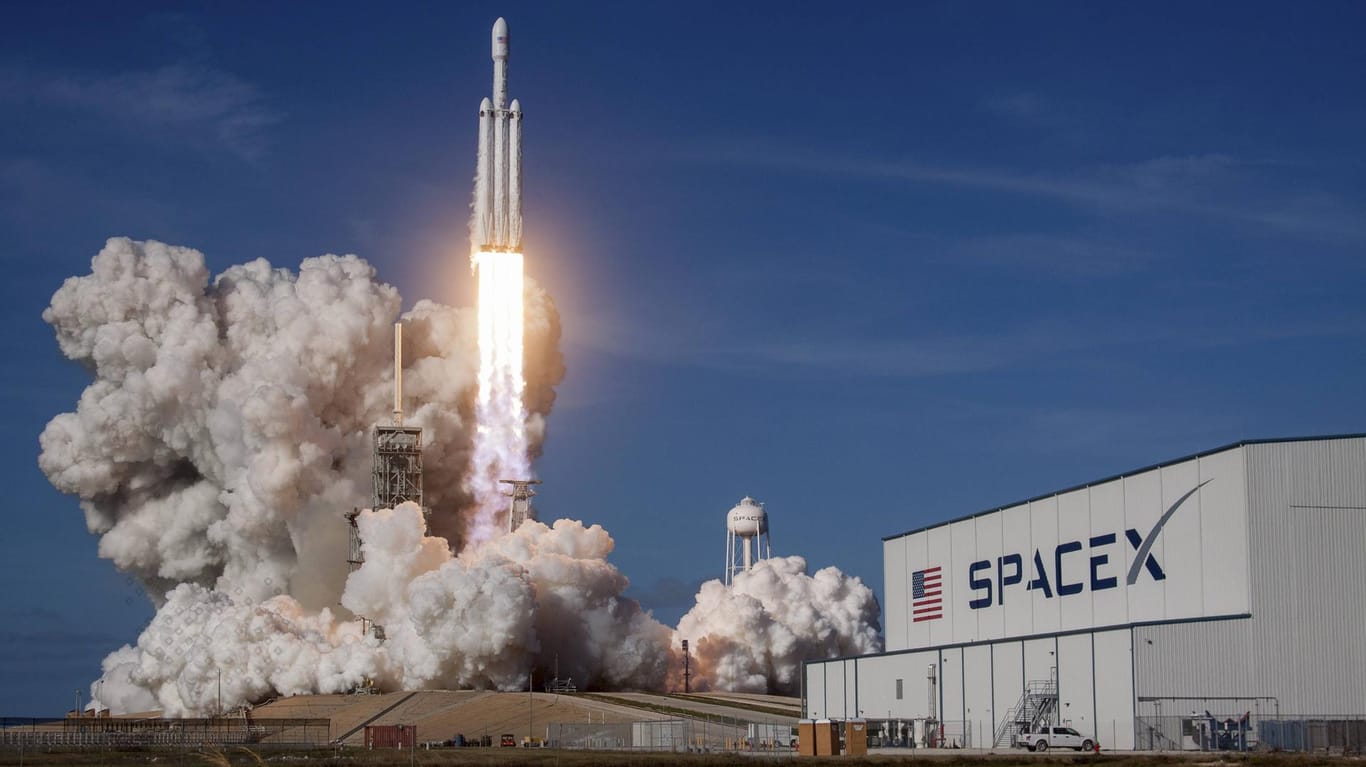 Raketenstart bei SpaceX: Es sind nicht die ersten Pläne des Unternehmens, mit Touristen zum Mond zu starten. (Archivbild)