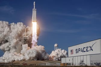 Raketenstart bei SpaceX: Es sind nicht die ersten Pläne des Unternehmens, mit Touristen zum Mond zu starten. (Archivbild)