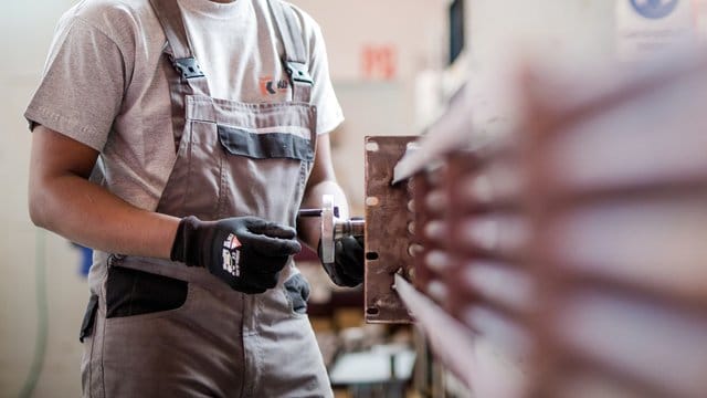 Knapp fünf Prozent der insgesamt über 1,5 Millionen Ausbildungsplatz-Bewerber sind 2017 junge Flüchtlinge gewesen.
