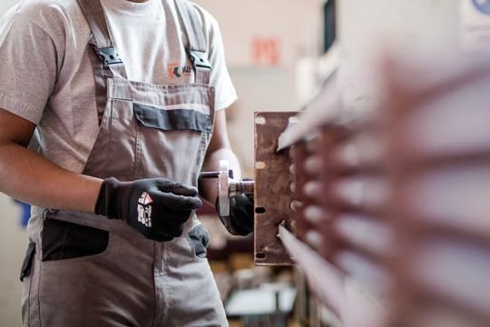 Knapp fünf Prozent der insgesamt über 1,5 Millionen Ausbildungsplatz-Bewerber sind 2017 junge Flüchtlinge gewesen.