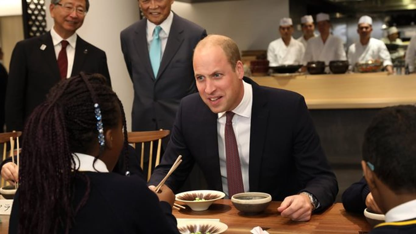 Prinz William mit Schulkindern im Londoner Japan-Haus.
