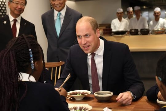 Prinz William mit Schulkindern im Londoner Japan-Haus.