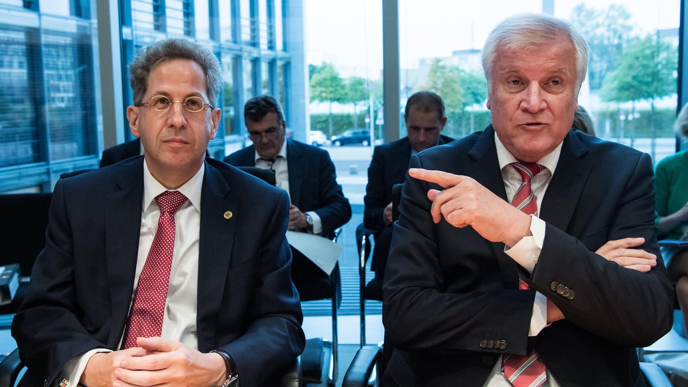 Hans-Georg Maaßen (l.) und Horst Seehofer: Der Verfassungsschutzchef genießt weiter das Vertrauen des Innenministers.