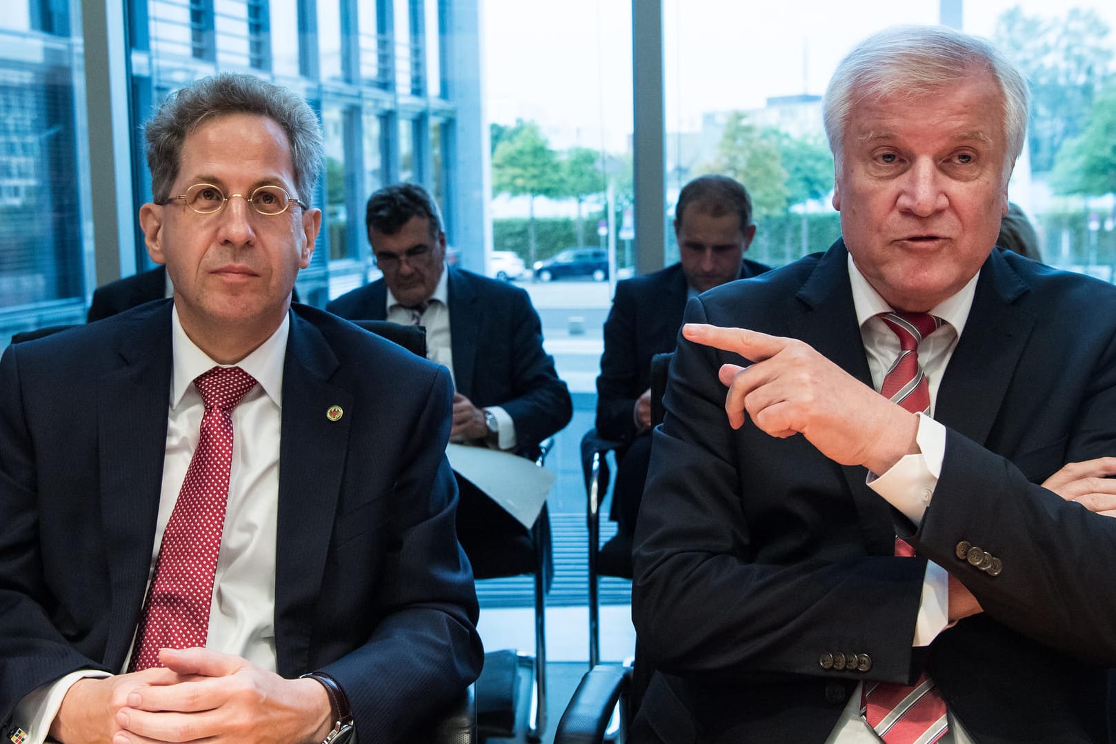 Hans-Georg Maaßen (l.) und Horst Seehofer: Der Verfassungsschutzchef genießt weiter das Vertrauen des Innenministers.