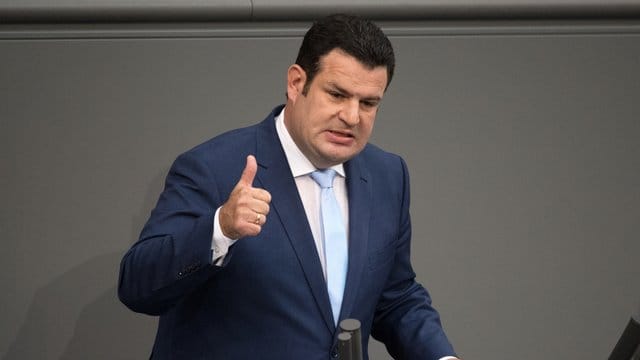 Arbeitsminister Hubertus Heil spricht im Bundestag in Berlin.