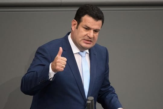 Arbeitsminister Hubertus Heil spricht im Bundestag in Berlin.
