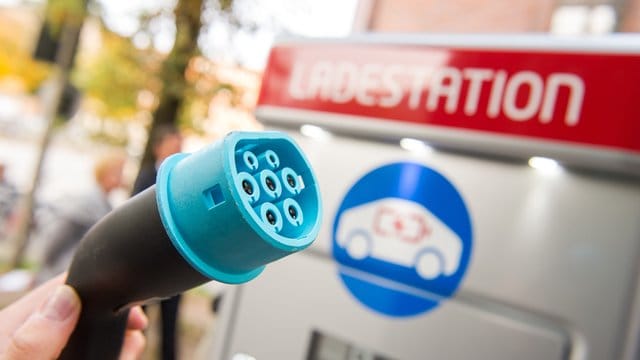 Hamburg ist mit 785 öffentlichen Ladestationen für E-Autos Spitzenreiter in Deutschland. Hamburg ist mit 785 öffentlichen Ladestationen für E-Autos Spitzenreiter in Deutschland.