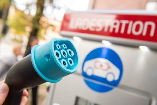 Hamburg ist mit 785 öffentlichen Ladestationen für E-Autos Spitzenreiter in Deutschland.