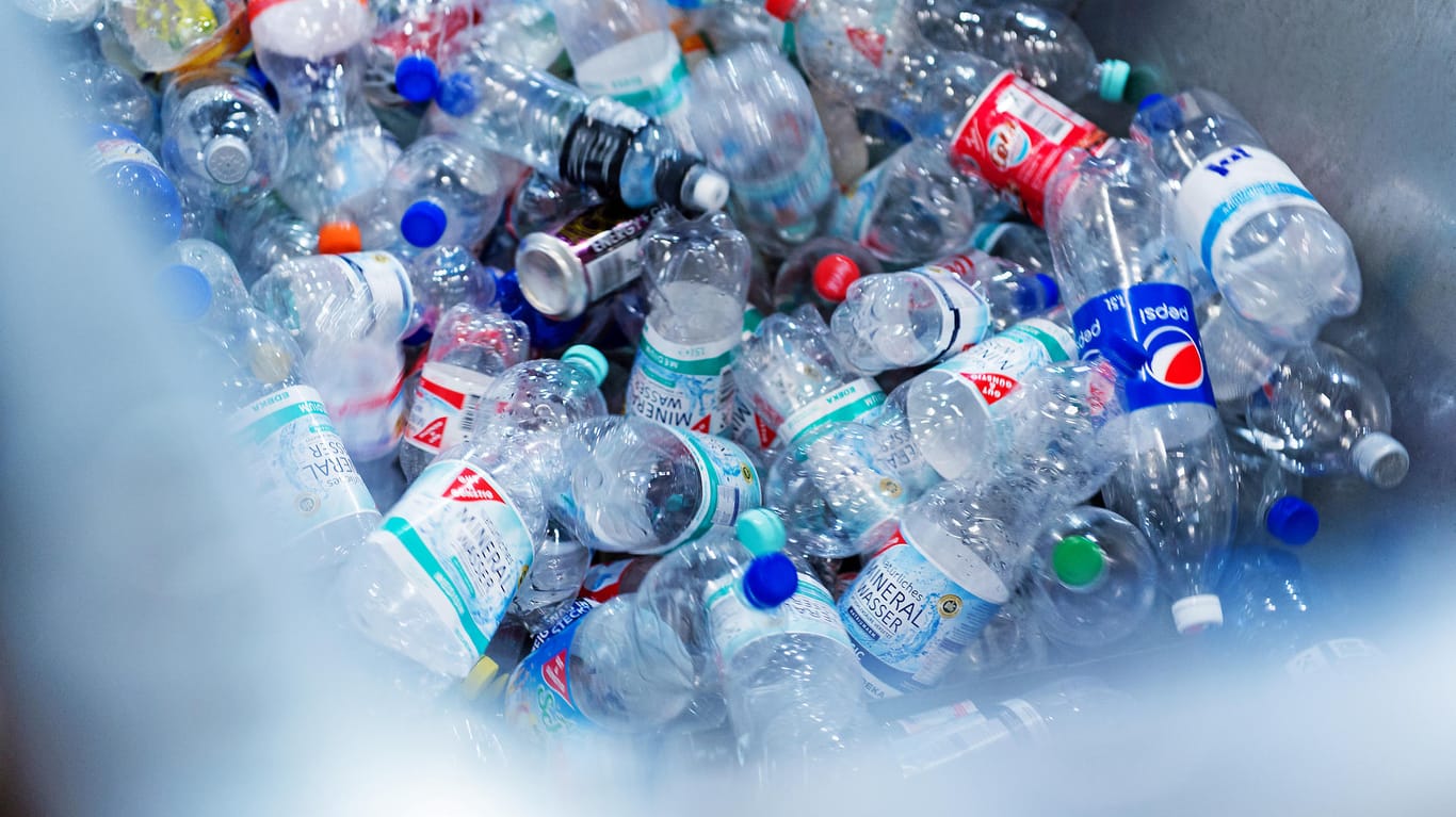 Plastikflaschen: Die neuen Wasserflaschen werden komplett aus alten PET-Flaschen und anderen Plastikabfällen hergestellt.