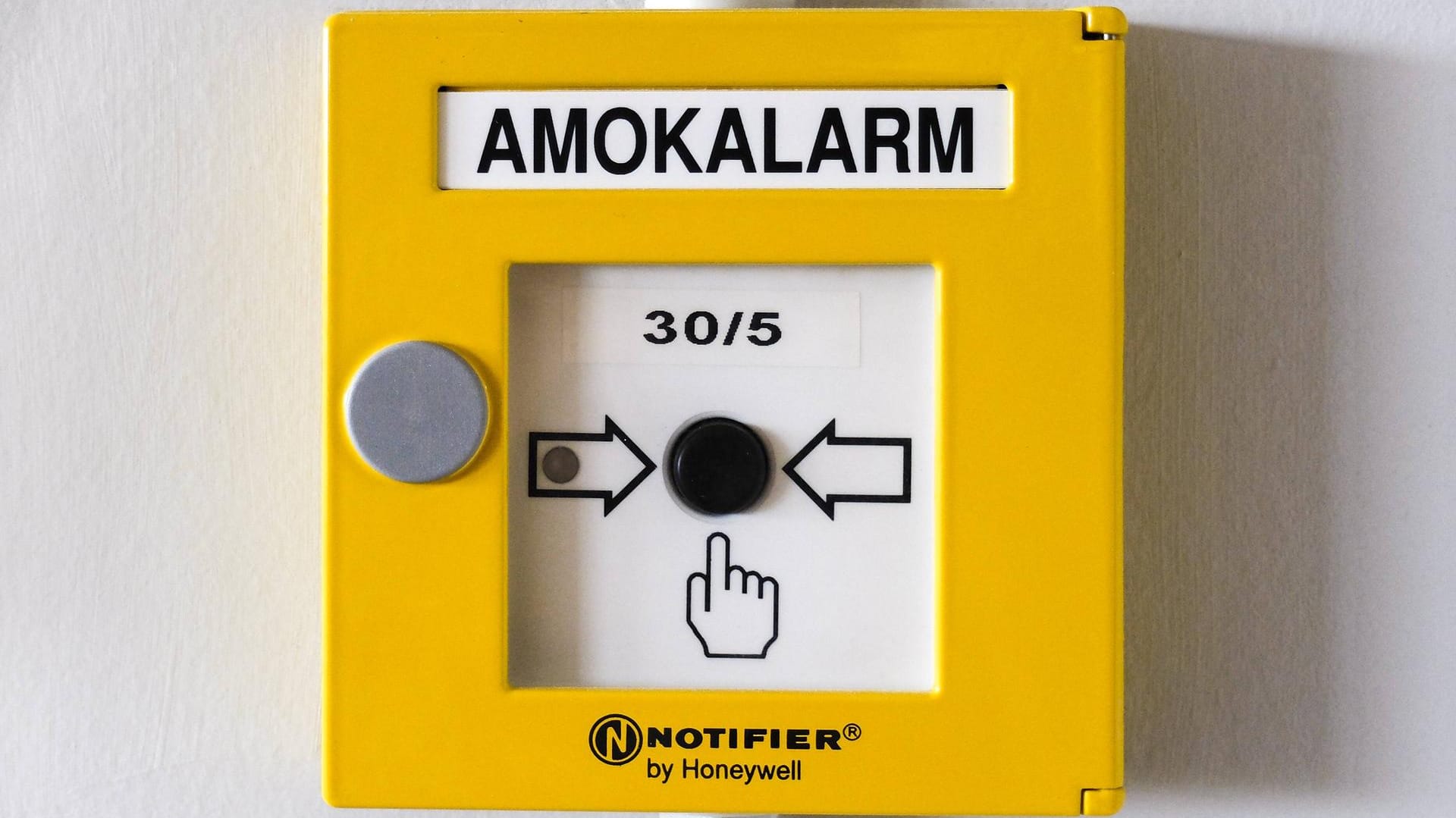 Klingelknopf für einen Amokalarm: Die Schule in Berlin musste geräumt werden. (Symbolbild) Klingelknopf für einen Amokalarm: Die Schule in Berlin musste geräumt werden. (Symbolbild)
