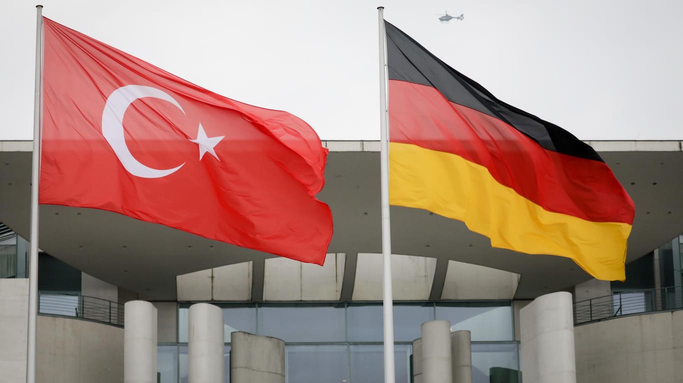 Die türkische und die deutsche Fahne wehen vor dem Bundeskanzleramt: Ein Deutscher ist in der Türkei wegen Terrorpropaganda verurteilt worden.