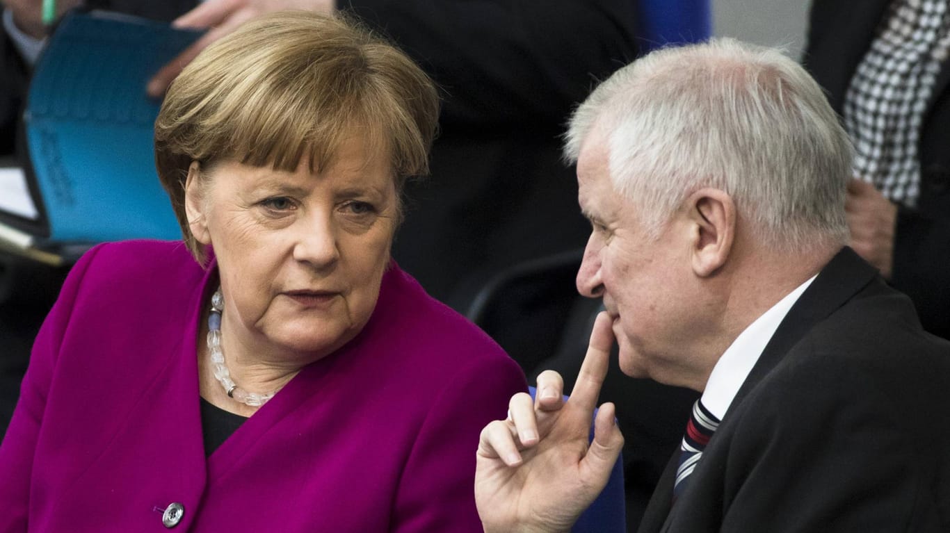 Angela Merkel (l) und Horst Seehofer (r): Die Bundeskanzlerin und der Bundesinnenminister dürften nicht erfreut über die neuesten Umfrageergebnisse sein.