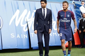 Vor gut einem Jahr: PSG-Boss Nasser Al-Khelafi (l.) bei der Vorstellung des 92-maligen brasilianischen Nationalspielers Neymar im August 2017.