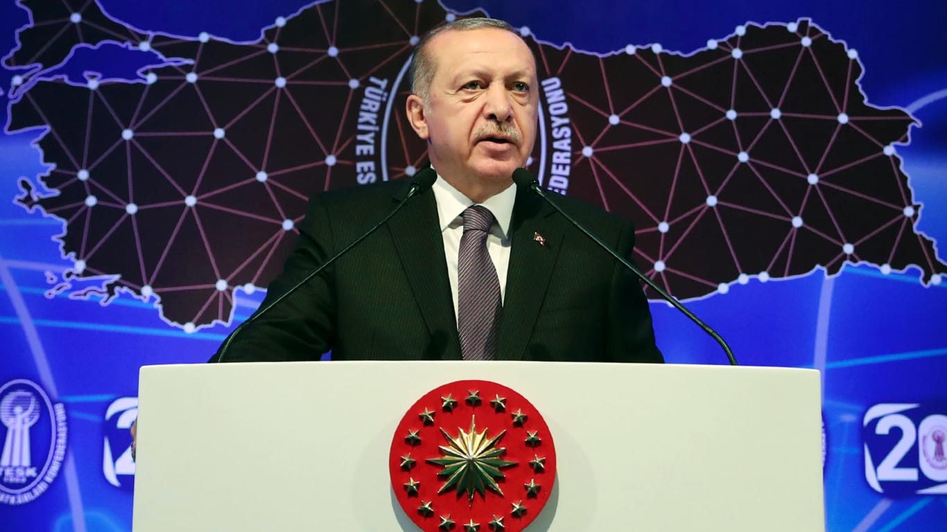 Recep Tayyip Erdogan während einer Rede in Ankara: Der türkische Präsident fordert alle Türken auf ihre Ersparnisse trotz Wertverluste in Lira zu tauschen.