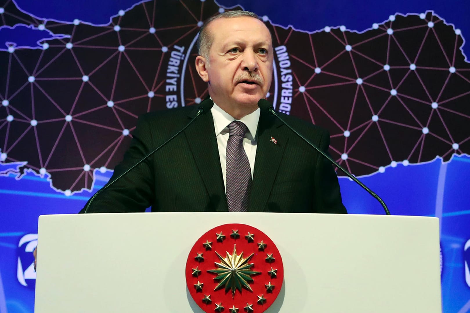 Recep Tayyip Erdogan während einer Rede in Ankara: Der türkische Präsident fordert alle Türken auf ihre Ersparnisse trotz Wertverluste in Lira zu tauschen.