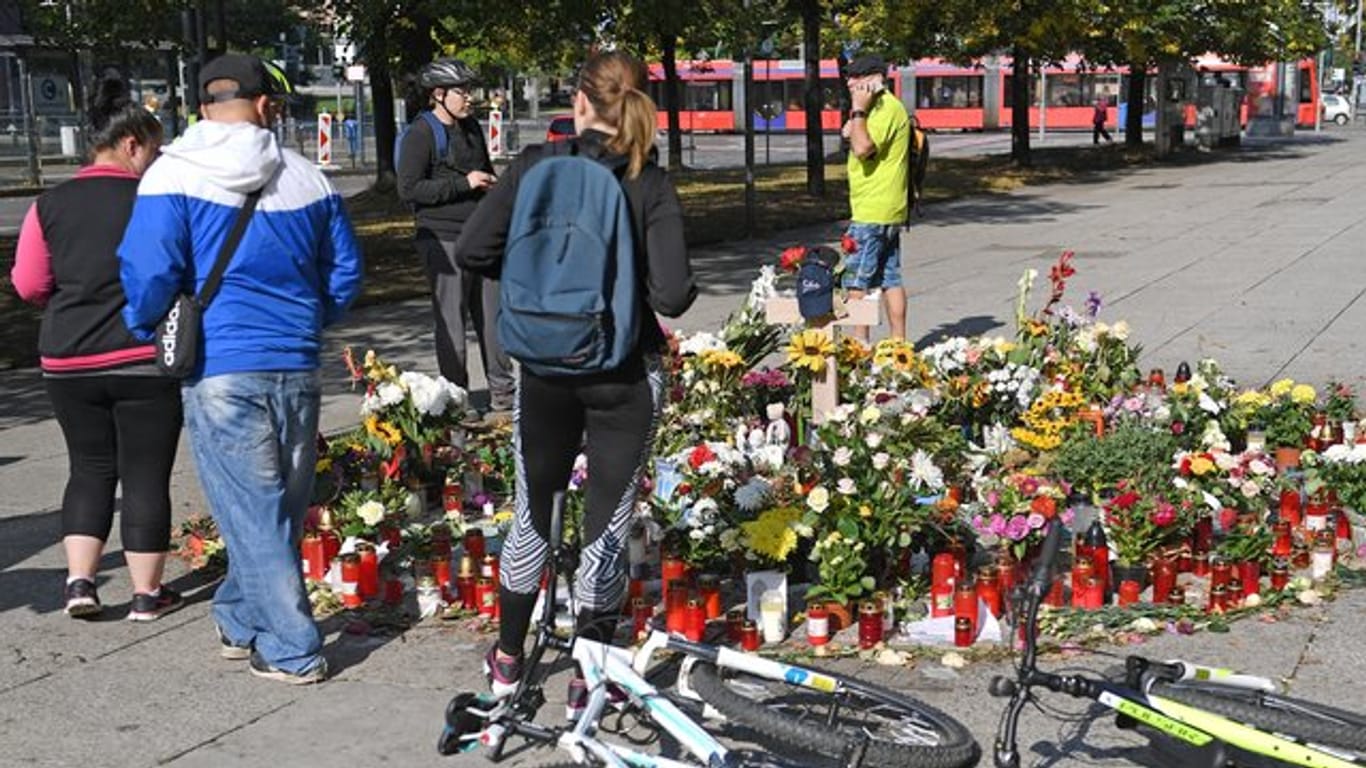 Blumen und Kerzen erinnern in Chemnitz an den getöteten 35-Jährigen.