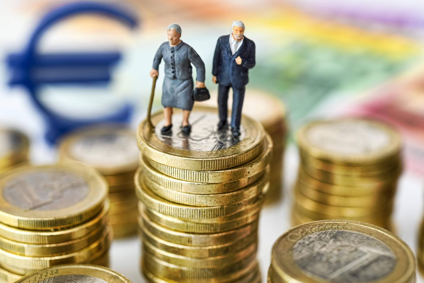 Seniorenpaar auf Geldmünzen: Senioren mit niedrigen Rentenansprüchen sollen eine Rentenaufstockung erhalten. Seniorenpaar auf Geldmünzen: Senioren mit niedrigen Rentenansprüchen sollen eine Rentenaufstockung erhalten.