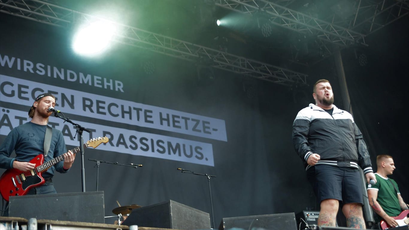 Chemnitz: Mit einem Konzert wollten Gruppen wie "Feine Sahne Fischfilet" (Bild) ein Zeichen gegen rechte Gewalt setzen. Die Punk-Band selbst steht wegen bestimmter Liedzeilen in der Kritik.