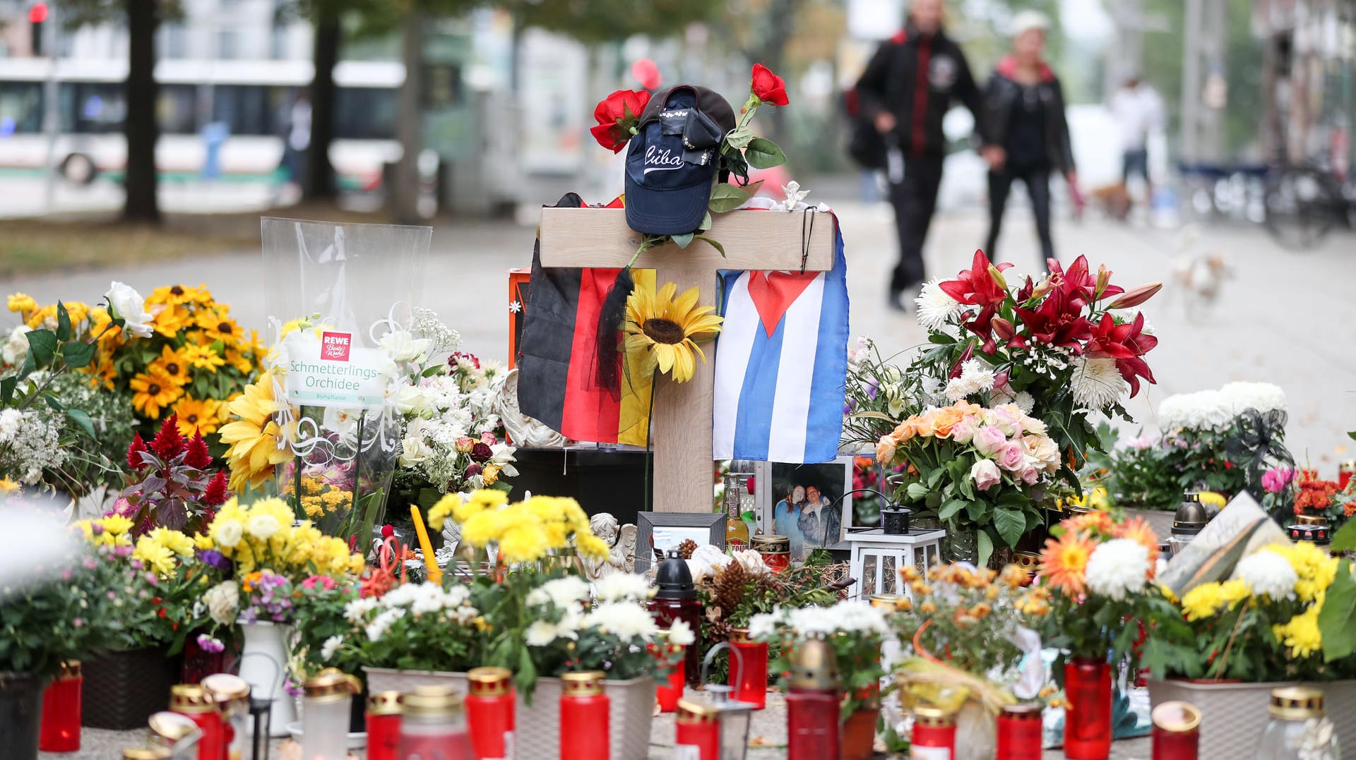 Blumen und Kerzen erinnern in Chemnitz an den erstochenen 35-Jährigen: Die zwei Tatverdächtigen haben nun ihre Entlassung aus der U-Haft gefordert. Blumen und Kerzen erinnern in Chemnitz an den erstochenen 35-Jährigen: Die zwei Tatverdächtigen haben nun ihre Entlassung aus der U-Haft gefordert.