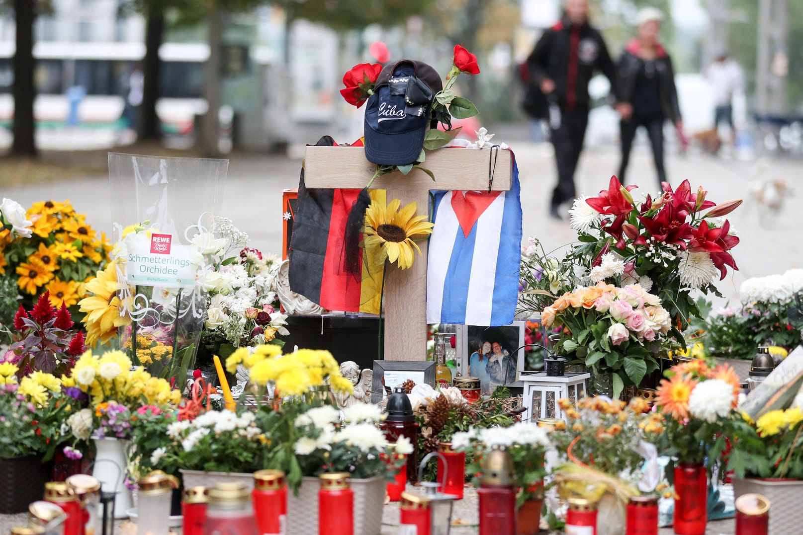 Blumen und Kerzen erinnern in Chemnitz an den erstochenen 35-Jährigen: Die zwei Tatverdächtigen haben nun ihre Entlassung aus der U-Haft gefordert.