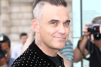Robbie Williams: Seine jüngste Tochter scheint ein ziemlich entspanntes Baby zu sein.