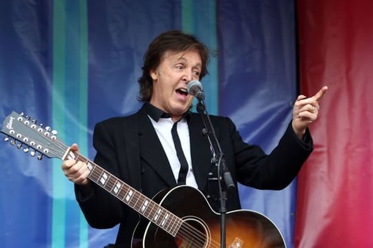 Paul McCartney bei einem Konzert (Archivbild): Hamburg hat eine ganz besondere Verbindung zu der Musik-Legende.