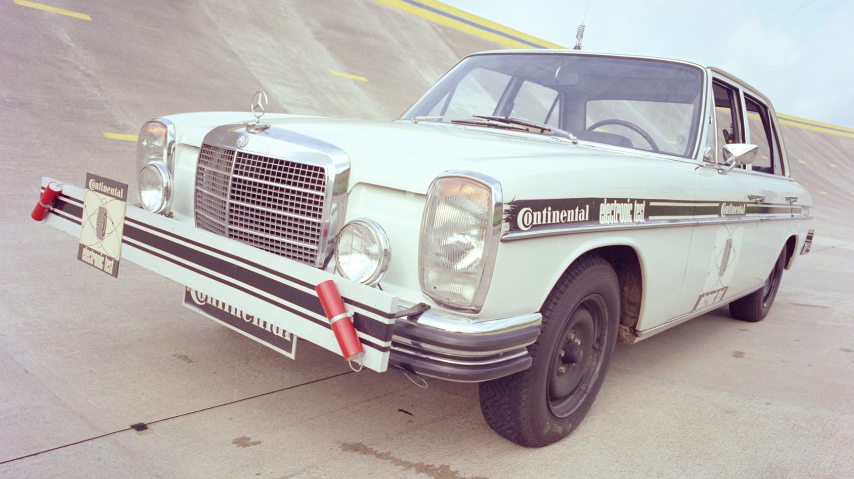 Eine Sensation vor 50 Jahren: Der Testwagen von Continental braucht keinen Fahrer. Eine Sensation vor 50 Jahren: Der Testwagen von Continental braucht keinen Fahrer.