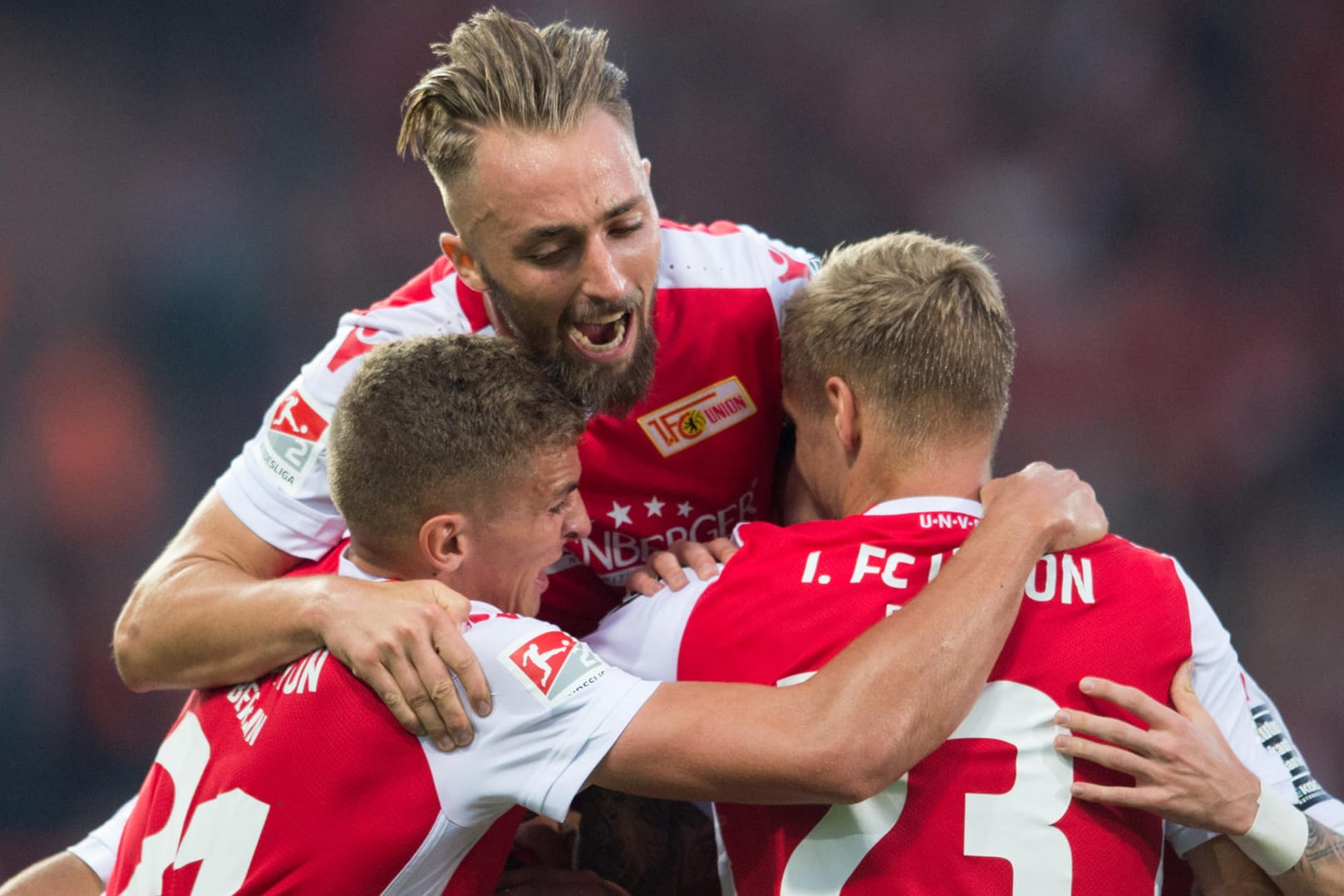 Die Unioner um Hübner (M.) jubeln über den späten Ausgleich.