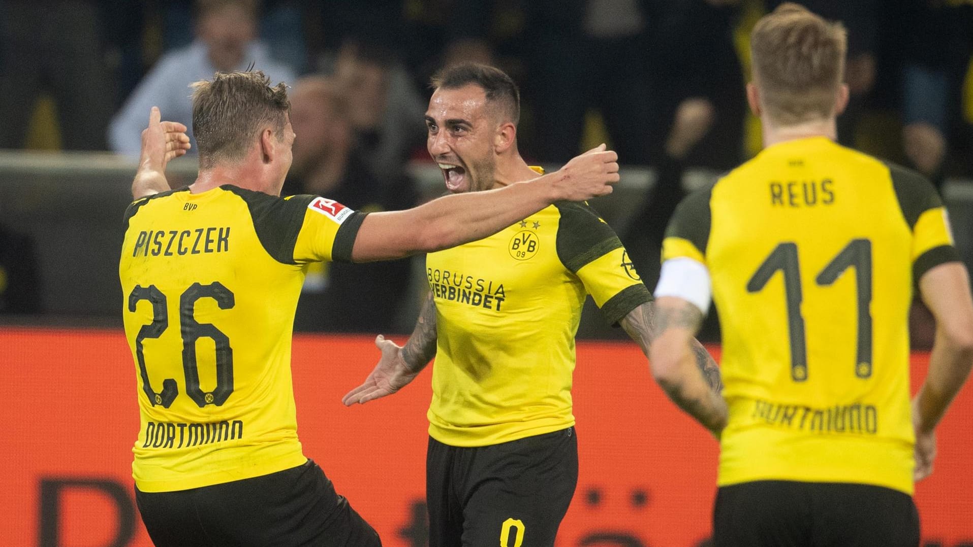 Dortmunds Alcacer (M.) jubelt mit Piszczek (li.) und Reus.