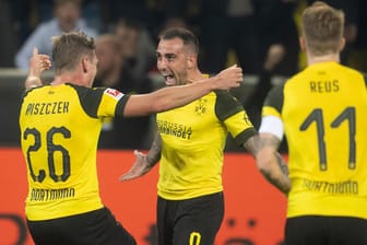 Dortmunds Alcacer (M.) jubelt mit Piszczek (li.) und Reus.