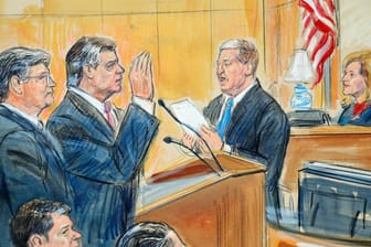 Skizze von Paul Manafort (m.) im Gerichtssaal: Manafort vermeidet durch sein Geständnis einen neuen Prozess. Dafür muss er mit Sonderermittler Mueller sprechen.