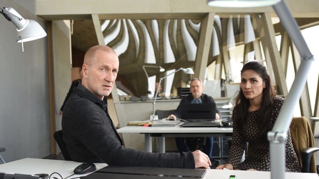 Die Schauspieler Peter Lohmeyer (l), Halima Ilter und der Autor Craig Russell (hinten) am Set von "Carneval - Der Clown bringt den Tod".