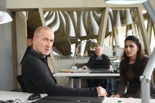 Die Schauspieler Peter Lohmeyer (l), Halima Ilter und der Autor Craig Russell (hinten) am Set von "Carneval - Der Clown bringt den Tod".