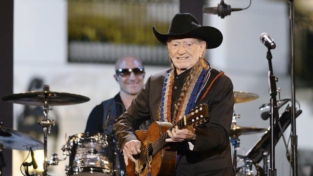 Willie Nelson ehrt seinen alten Freund Frank Sinatra.