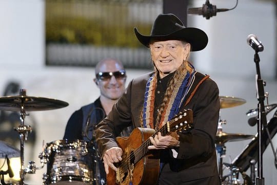 Willie Nelson ehrt seinen alten Freund Frank Sinatra.