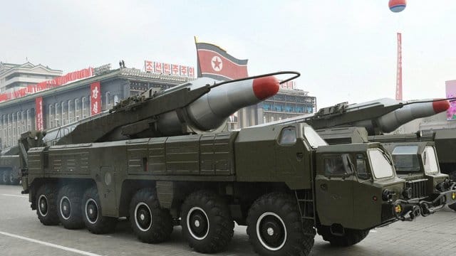 Eine nordkoreanische Musudan-Rakete wird bei einer Militärparade durch die Straßen von Pjöngjang gefahren.