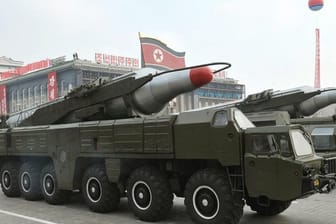 Eine nordkoreanische Musudan-Rakete wird bei einer Militärparade durch die Straßen von Pjöngjang gefahren.