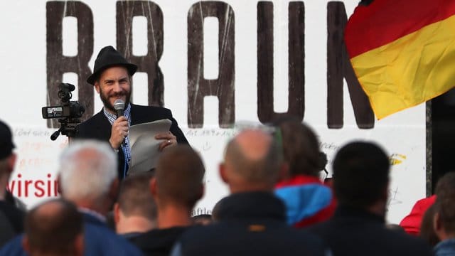 Martin Kohlmann von Pro Chemnitz spricht bei einer Demonstration der rechtspopulistischen Bewegung. Martin Kohlmann von Pro Chemnitz spricht bei einer Demonstration der rechtspopulistischen Bewegung.