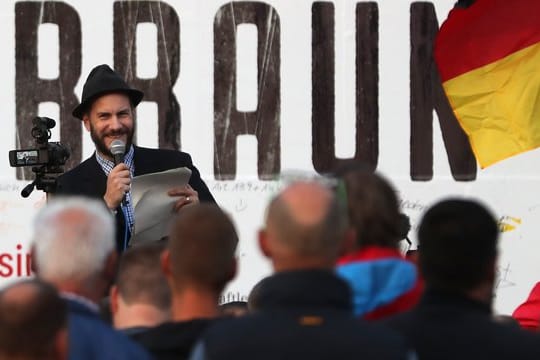 Martin Kohlmann von Pro Chemnitz spricht bei einer Demonstration der rechtspopulistischen Bewegung.