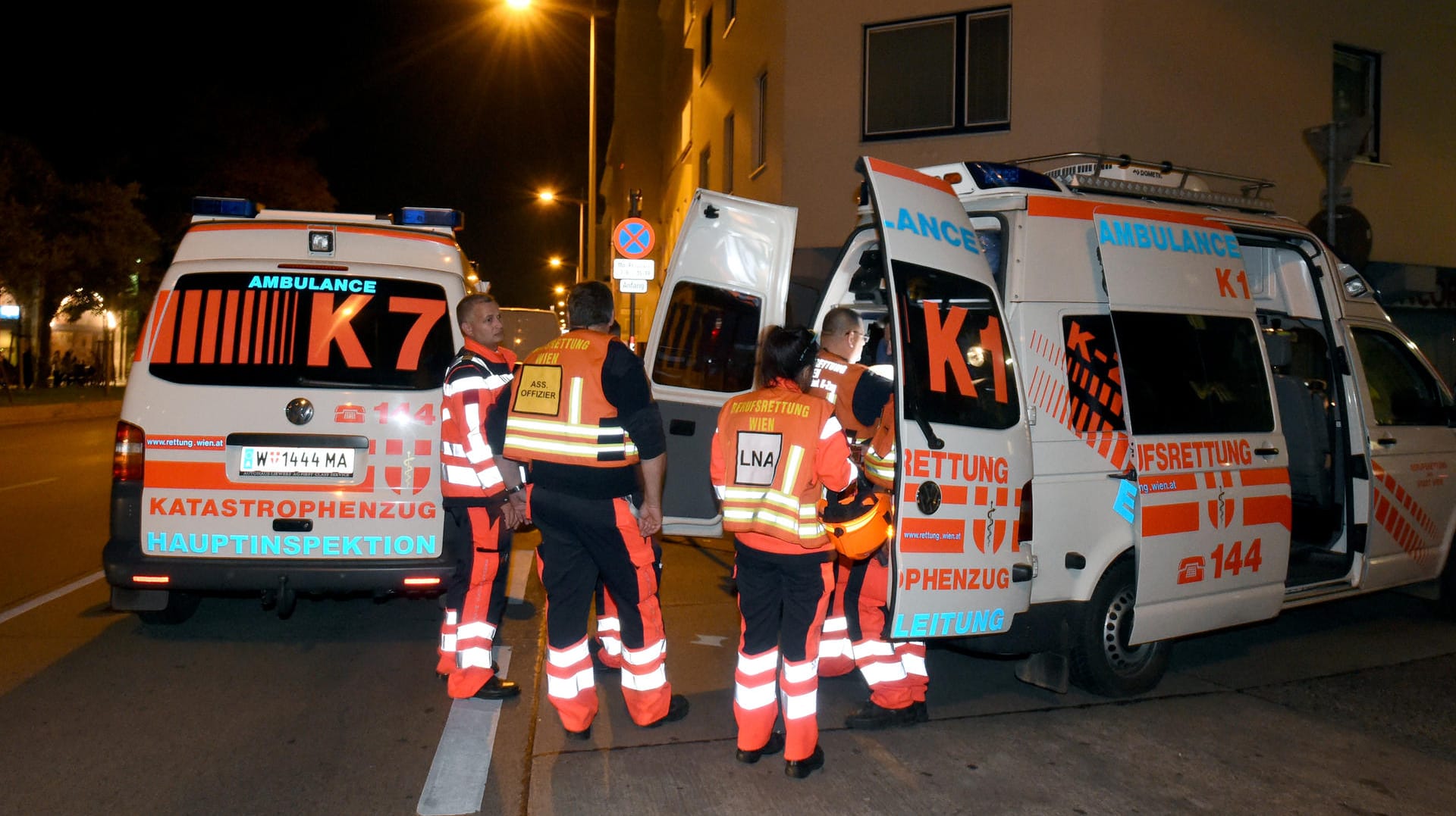 Rettungseinsatz in Wien: Sechs Männer sind bei einem Feuer schwer verletzt worden.