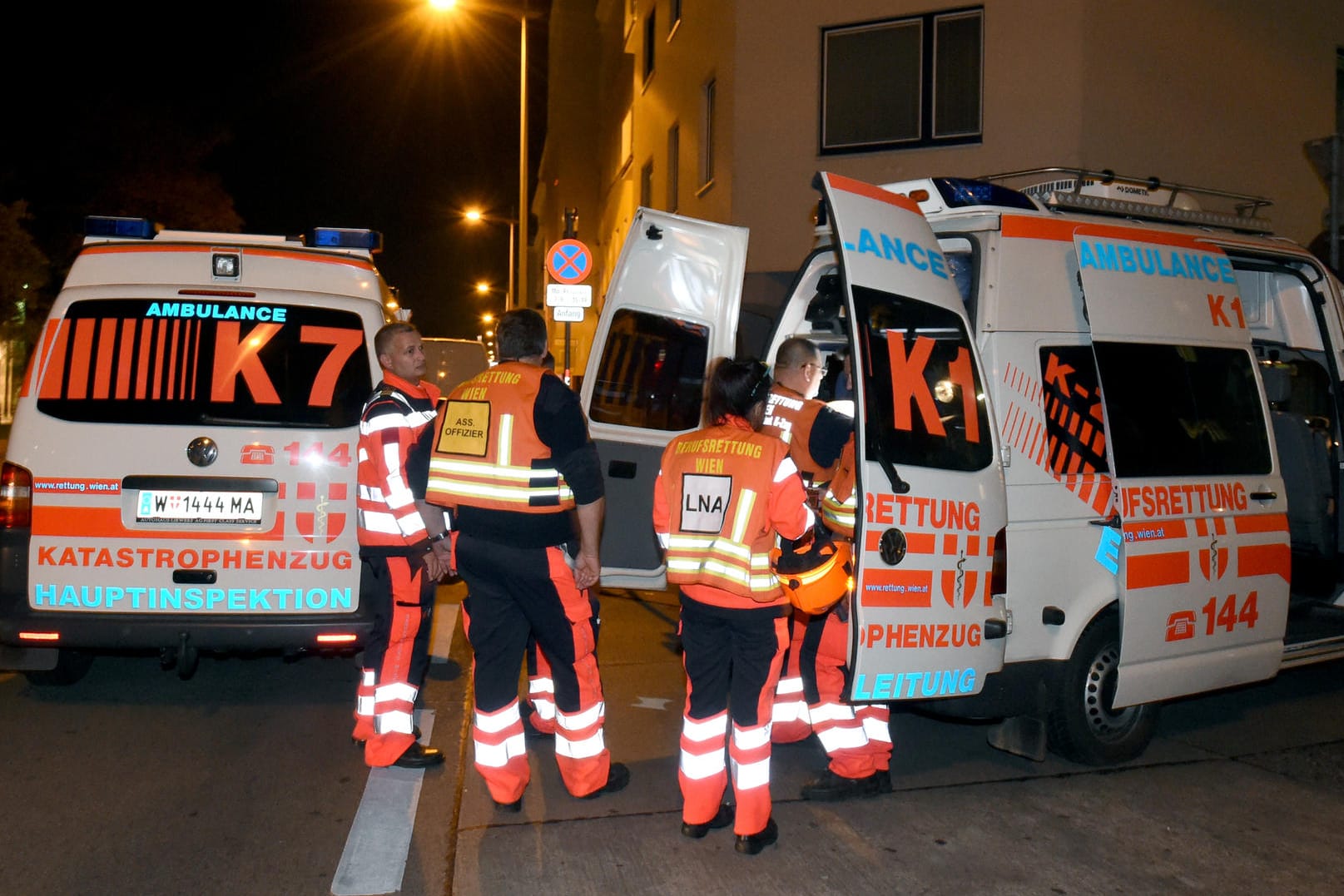 Rettungseinsatz in Wien: Sechs Männer sind bei einem Feuer schwer verletzt worden.