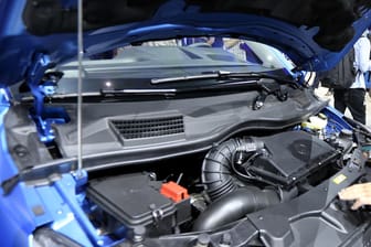 Motor eines Mercedes Vito: Daimler hat im September 2018 begonnen, erste Modelle für Software-Updates in die Werkstatt zu rufen.