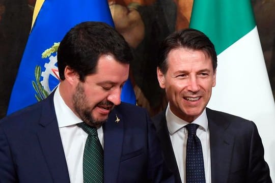 Regierungschef Giuseppe Conte (r.