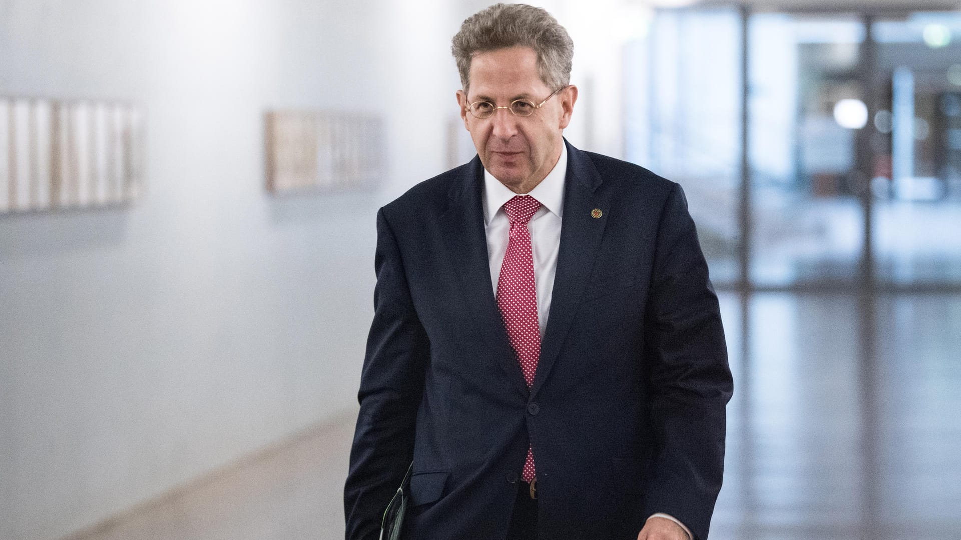 Hans-Georg Maaßen kommt aus der Sitzung des Parlamentarischen Kontrollgremiums für die Geheimdienste (PKGr) im Deutschen Bundestag: Der Chef des Verfassungsschutzes will seine Behörde strukturell an den BND angleichen. Hans-Georg Maaßen kommt aus der Sitzung des Parlamentarischen Kontrollgremiums für die Geheimdienste (PKGr) im Deutschen Bundestag: Der Chef des Verfassungsschutzes will seine Behörde strukturell an den BND angleichen.